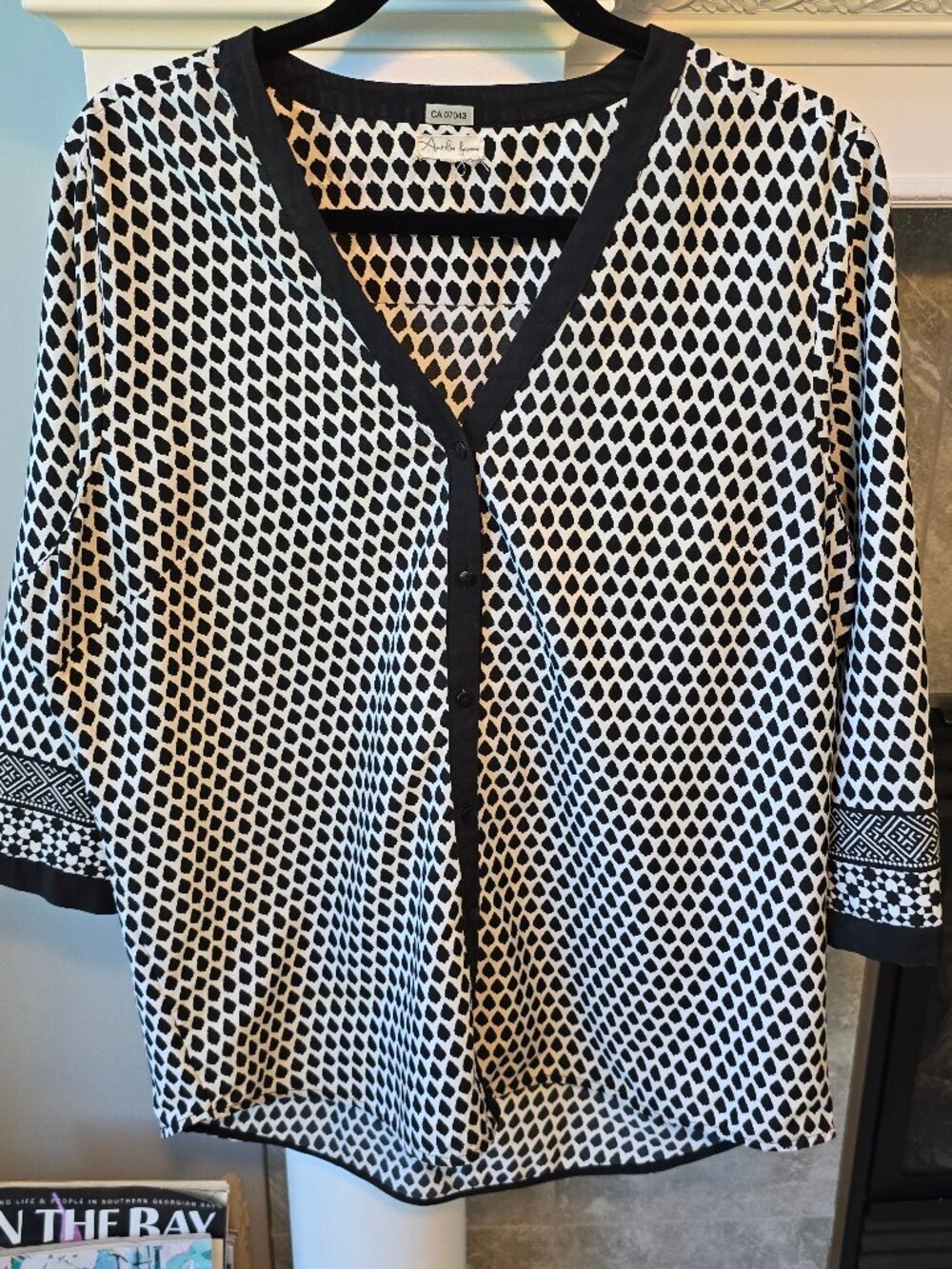Amilia womans button up v-neck top/tunic size small